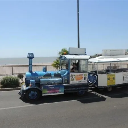 Centre ! Tout A Pied !! La Plage A 250 M Et Les Commerces A 30 M ! 1 *
