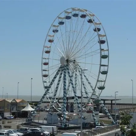 Centre ! Tout A Pied !! La Plage A 250 M Et Les Commerces A 30 M ! 1 * 로양
